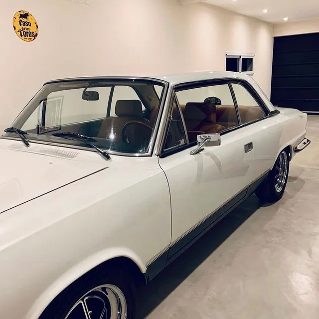 Interior de garage remodelado con piso de microcemento
