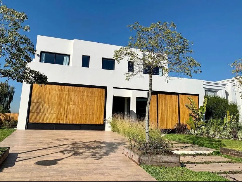 Vivienda moderna terminada por Grupo CGR en Nordelta
