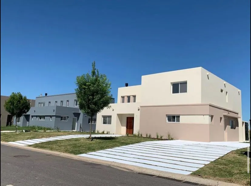 Fachadas de viviendas recién pintadas en un barrio residencial